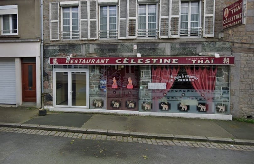 Devanture du restaurant Célestine, spécialisé en cuisine thaïlandaise, situé dans une rue calme avec vitrine décorée et rideaux rouges.